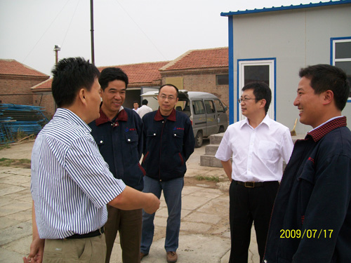 公司領(lǐng)導(dǎo)就經(jīng)營工作與項(xiàng)目部干部職工親切交流
