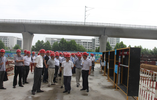 與會(huì)人員在建設(shè)大廈參觀施工現(xiàn)場(chǎng)(水電安裝施工樣板)