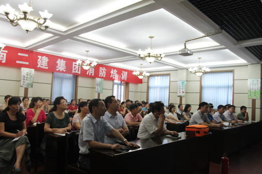 與會(huì)人員專(zhuān)心聽(tīng)講