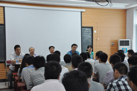 公司領(lǐng)導(dǎo)參加新員工培訓(xùn)會(huì)，對(duì)新員工提出要求和希望