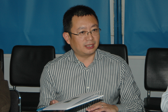 董事長(zhǎng)對(duì)項(xiàng)目部編制的鋼結(jié)構(gòu)施工畫冊(cè)表示贊揚(yáng)