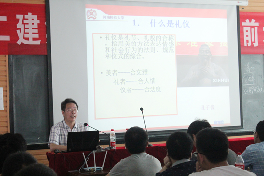 集團(tuán)公司部門(mén)有關(guān)人員為大家講解企業(yè)相關(guān)情況