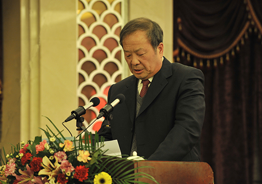 工會主席翟武漢宣布《關(guān)于表彰2017年度先進單位和個人的決定》