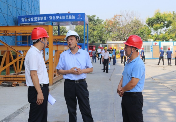 牛小昌副董事長陪同鄭州大學(xué)吳宏陽副校長現(xiàn)場觀摩 .jpg 牛小昌副董事長陪同鄭州大學(xué)吳宏陽副校長現(xiàn)場觀摩 .jpg