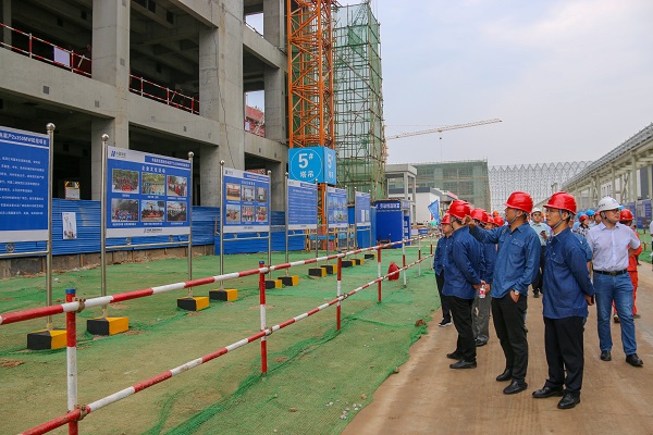 3 ??傋屑毬犎№椖楷F(xiàn)場企業(yè)文化宣傳介紹.jpg 3 祝總仔細聽取項目現(xiàn)場企業(yè)文化宣傳介紹.jpg