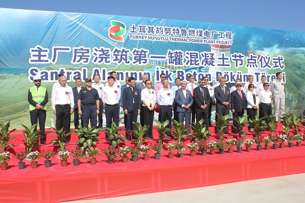 3.參會嘉賓合影留念.JPG 3.參會嘉賓合影留念.JPG