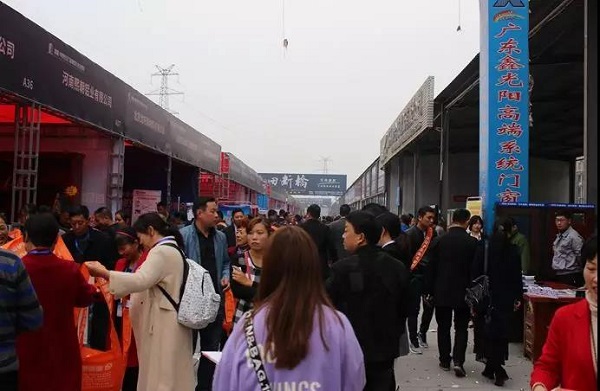 1展會(huì)現(xiàn)場(chǎng)參觀人員川流不息.jpg 1展會(huì)現(xiàn)場(chǎng)參觀人員川流不息.jpg