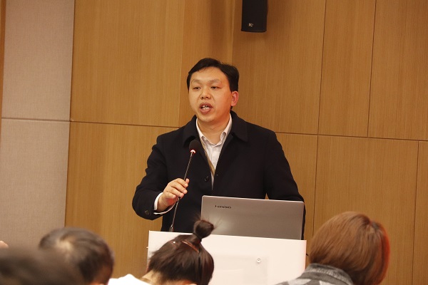 6、集團(tuán)公司總工程師蘇群山主持會(huì)議 .JPG