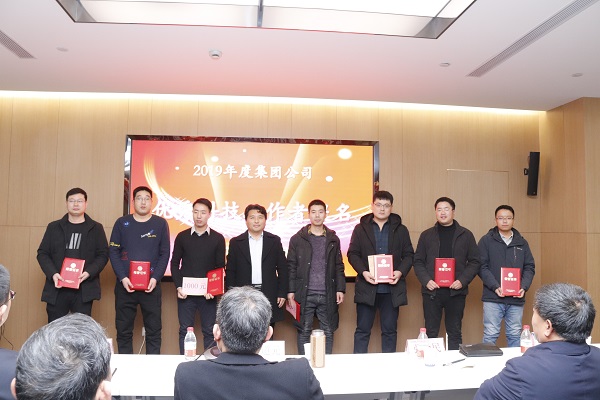 11、集團(tuán)公司副董事長、技術(shù)委員會(huì)主任王慶偉為“優(yōu)秀科技工作者提名”頒發(fā)榮譽(yù)證書.JPG 11、集團(tuán)公司副董事長、技術(shù)委員會(huì)主任王慶偉為“優(yōu)秀科技工作者提名”頒發(fā)榮譽(yù)證書.JPG