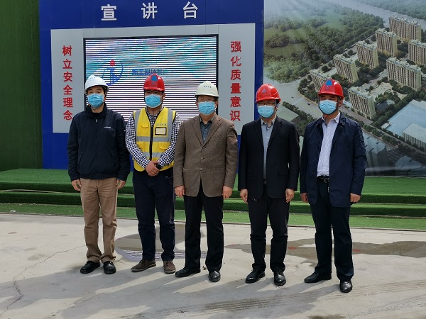 鄭州大學(xué)校長(zhǎng)劉炯天與項(xiàng)目主要參建人員合影留念.jpg 鄭州大學(xué)校長(zhǎng)劉炯天與項(xiàng)目主要參建人員合影留念.jpg