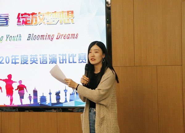 河南財經(jīng)政法大學翟亞迪博士對選手的表現(xiàn)進行點評.jpg 河南財經(jīng)政法大學翟亞迪博士對選手的表現(xiàn)進行點評.jpg