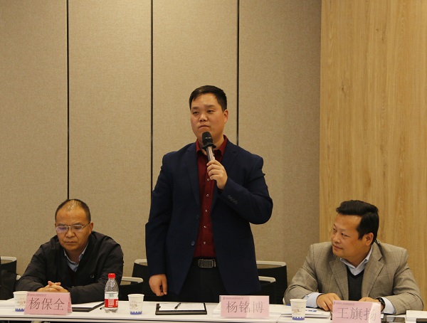 與會(huì)企業(yè)家積極發(fā)言3.jpg 與會(huì)企業(yè)家積極發(fā)言3.jpg