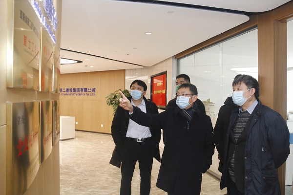 同濟(jì)大學(xué)教授、博士生導(dǎo)師李國(guó)強(qiáng)一行參觀集團(tuán)總部走廊展區(qū).jpg 同濟(jì)大學(xué)教授、博士生導(dǎo)師李國(guó)強(qiáng)一行參觀集團(tuán)總部走廊展區(qū).jpg