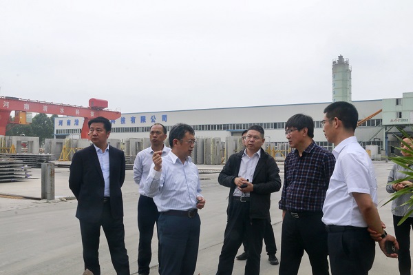 省住建廳調(diào)研組一行在園區(qū)考察1.jpg 省住建廳調(diào)研組一行在園區(qū)考察1.jpg