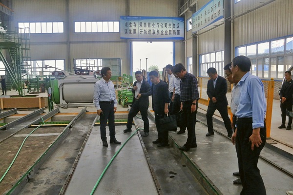省住建廳調(diào)研組一行在園區(qū)考察3.jpg 省住建廳調(diào)研組一行在園區(qū)考察3.jpg
