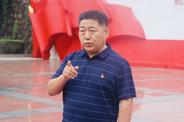 1、集團(tuán)公司黨委書記張會(huì)民為大家闡釋“大別山精神”.jpg 1、集團(tuán)公司黨委書記張會(huì)民為大家闡釋“大別山精神”.jpg