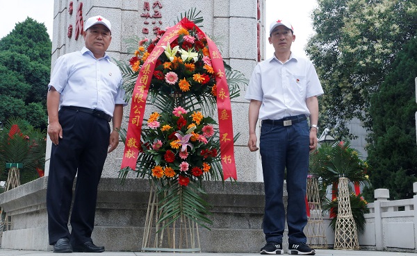 3、向革命先烈敬獻(xiàn)花籃.jpg 3、向革命先烈敬獻(xiàn)花籃.jpg