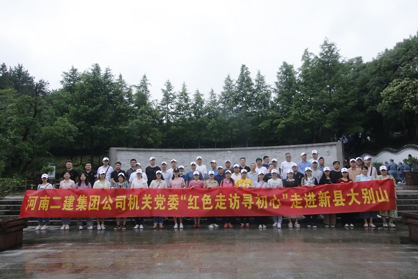 12、在將軍紀(jì)念廣場合影留念.JPG 12、在將軍紀(jì)念廣場合影留念.JPG