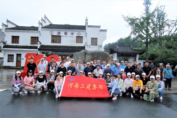 13、在許世友將軍故里合影留念.jpg 13、在許世友將軍故里合影留念.jpg