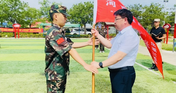 2、集團(tuán)公司人力資源總監(jiān)張浩敏向新員工交授營旗.PNG 2、集團(tuán)公司人力資源總監(jiān)張浩敏向新員工交授營旗.PNG