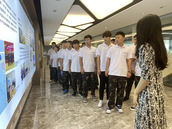6、參觀集團(tuán)公司總部文化走廊.JPG 6、參觀集團(tuán)公司總部文化走廊.JPG