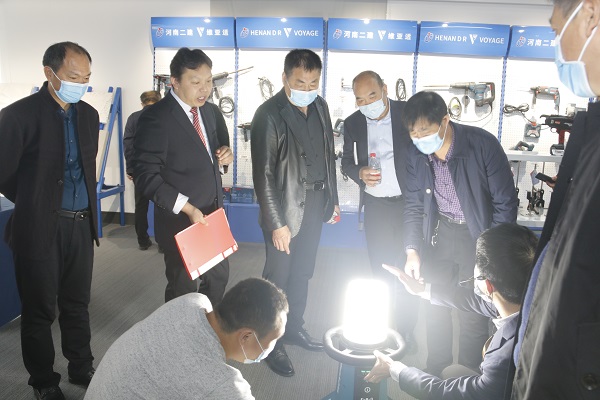 8維亞適展廳技術指導為領導展示新型工器具.JPG