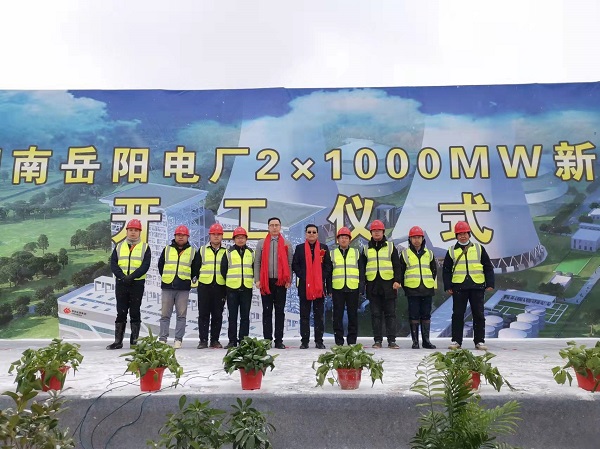 崔總一行與項目人員合影留念.jpg 崔總一行與項目人員合影留念.jpg