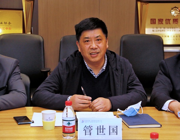 河南省建筑業(yè)協(xié)會(huì)中小企業(yè)分會(huì)秘書長(zhǎng)管世國(guó)主持簽約儀式.JPG 河南省建筑業(yè)協(xié)會(huì)中小企業(yè)分會(huì)秘書長(zhǎng)管世國(guó)主持簽約儀式.JPG