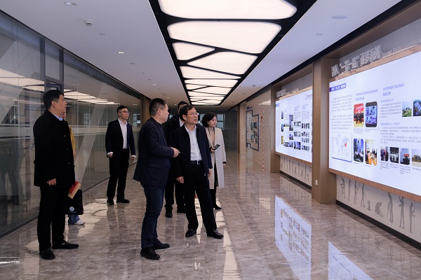 參觀文化長(zhǎng)廊.jpg 參觀文化長(zhǎng)廊.jpg