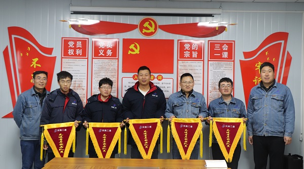 3、項(xiàng)目領(lǐng)導(dǎo)為先進(jìn)青年突擊隊(duì)員頒發(fā)流動紅旗.JPG