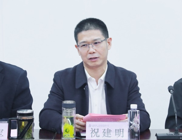 集團(tuán)公司總經(jīng)理兼科協(xié)副主席祝建明在會(huì)上講話.jpg 集團(tuán)公司總經(jīng)理兼科協(xié)副主席祝建明在會(huì)上講話.jpg